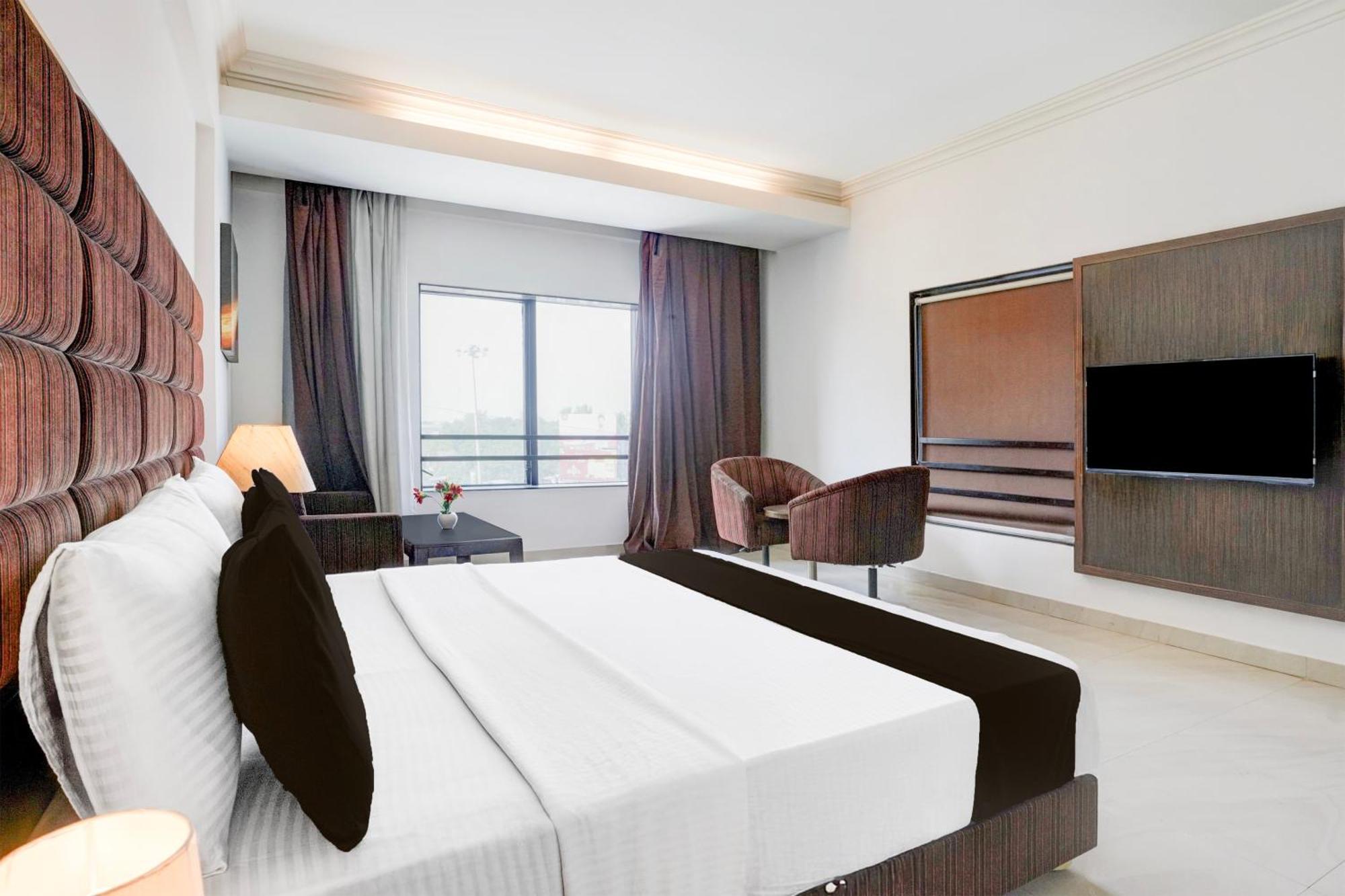 Super Townhouse Oak Bharuch Near Railway Station Formerly Hotel Kohinoor المظهر الخارجي الصورة