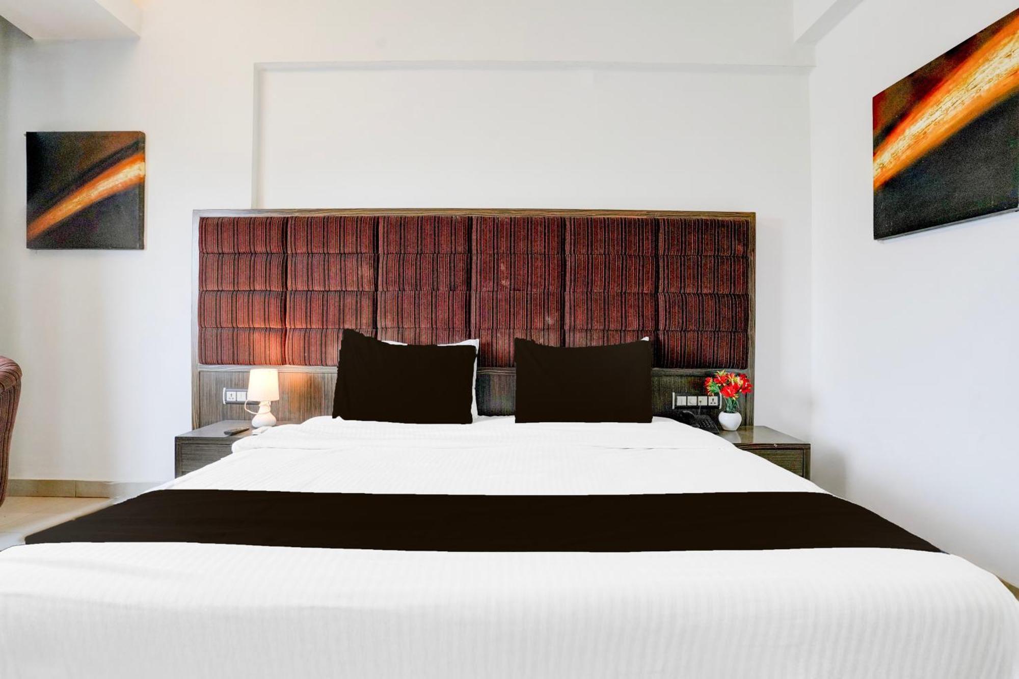 Super Townhouse Oak Bharuch Near Railway Station Formerly Hotel Kohinoor المظهر الخارجي الصورة