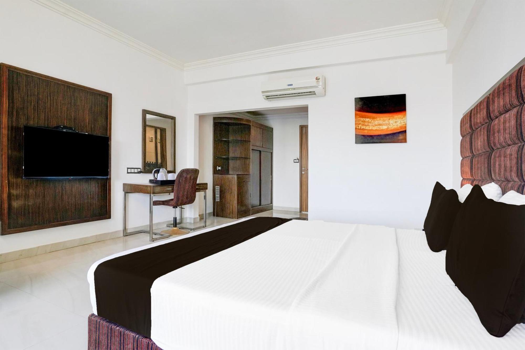 Super Townhouse Oak Bharuch Near Railway Station Formerly Hotel Kohinoor المظهر الخارجي الصورة
