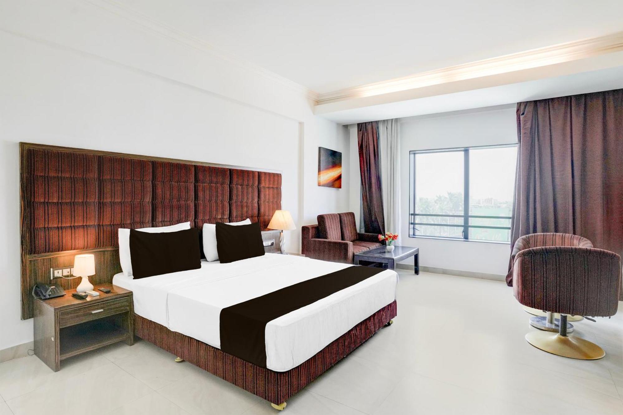 Super Townhouse Oak Bharuch Near Railway Station Formerly Hotel Kohinoor المظهر الخارجي الصورة